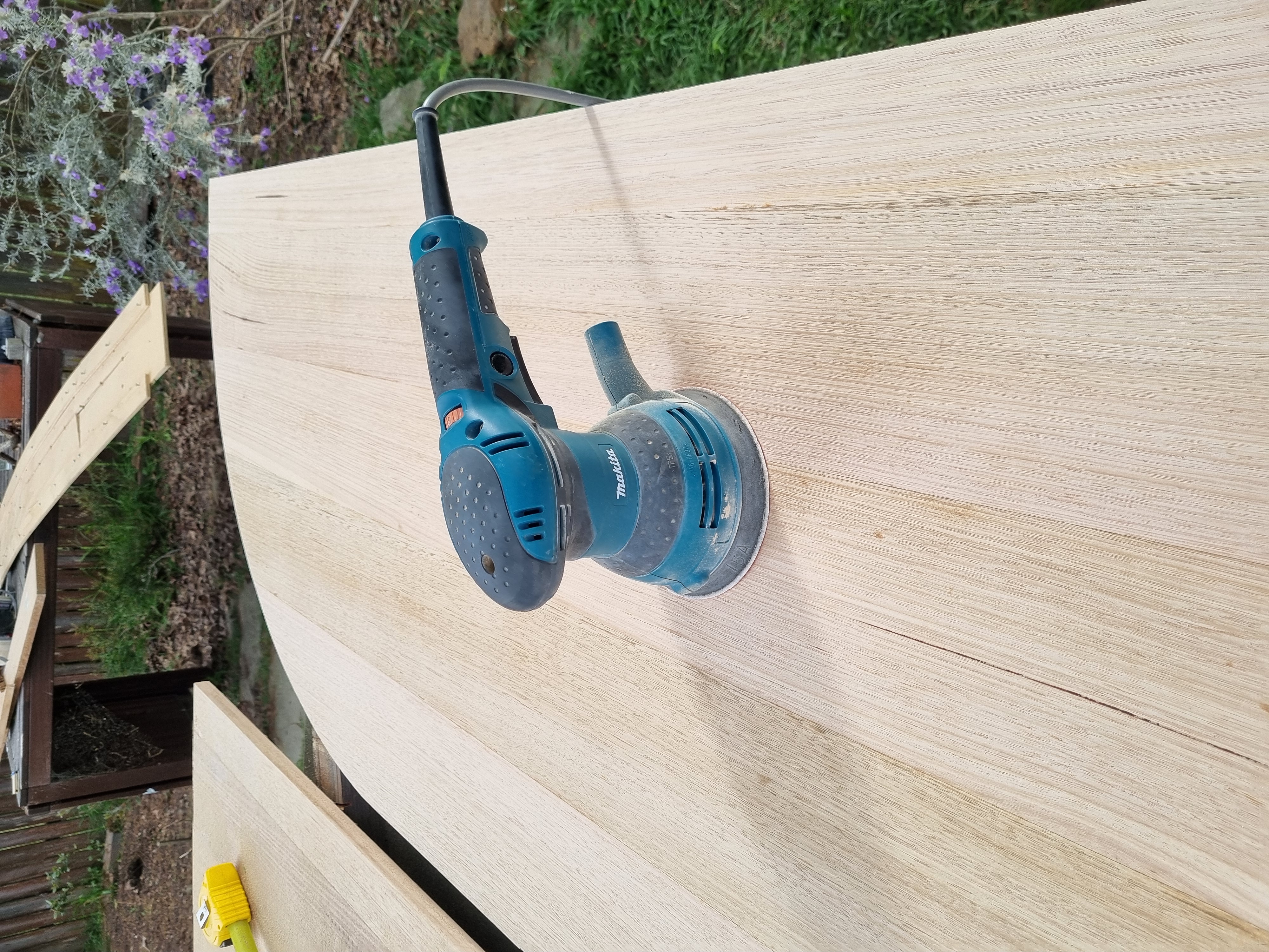Sanding - Lys’ favourite pastime
